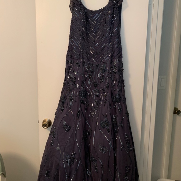 Designer gown - Picture 2 of 6